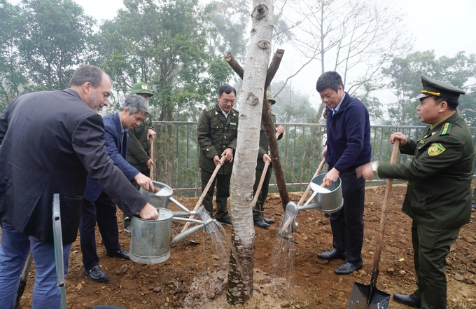 Leaders and guests at the event planted trees together in answer to the 'Tet Tree Planting Program to Forever Remember Uncle Ho' in the spring of 2025. Photo: Hong Tham.