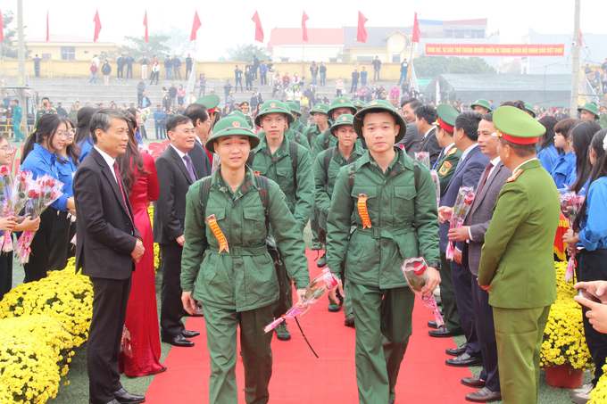 Các tân binh phấn khởi trong ngày hội tòng quân lên đường nhập ngũ. Ảnh: Minh Hảo.