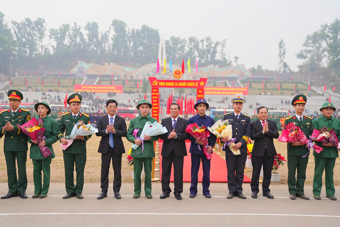 Ông Nguyễn Văn Tùng - Chủ tịch UBND thành phố Hải Phòng tặng hoa chúc mừng và động viên các tân binh cùng các đơn vị nhận quân. Ảnh: Đàm Thanh.