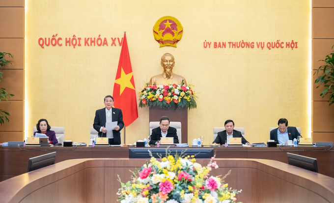 Thay mặt Ủy ban Thường vụ Quốc hội, Chủ tịch Quốc hội Trần Thanh Mẫn vừa ký ban hành các Nghị quyết của Ủy ban Thường vụ Quốc hội khóa XV. Ảnh: Phạm Thắng.