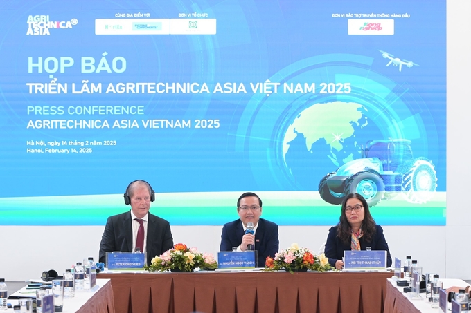 Journalist Nguyen Ngoc Thach, Editor-in-Chief of the Vietnam Agriculture Newspaper (center), along with representatives from the German Agricultural Association and the Ministry of Agriculture and Rural Development. Photo: Tung Dinh.