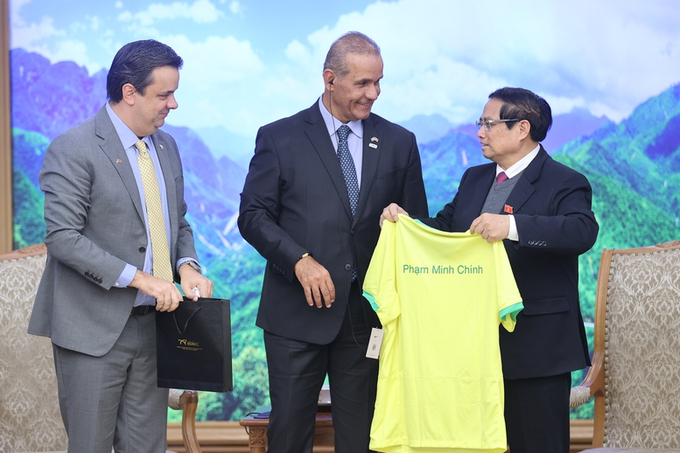 The leaders of Friboi, a subsidiary of JBS S.A. Group from Brazil, presented the Prime Minister with a Brazil national football team jersey featuring his name. Photo: VGP.