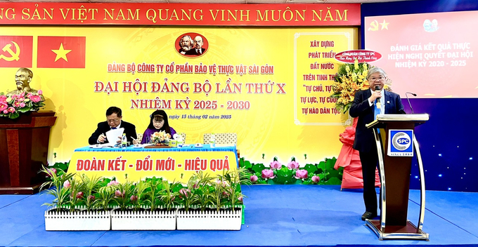 Ông Nguyễn Quốc Dũng, Bí thư Đảng ủy, Giám đốc Công ty CP BVTV Sài Gòn (SPC) báo cáo tại Đại hội. Ảnh: Đức Trung.