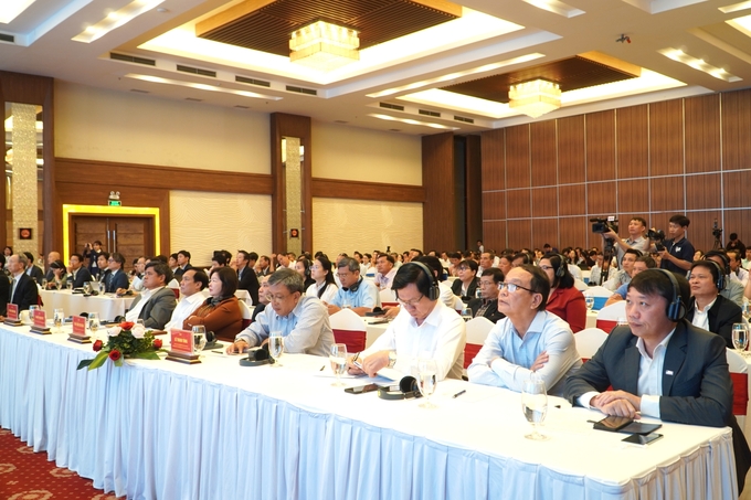 Many policy makers along with domestic and foreign enterprises, international cooperation organizations and cooperatives in the Mekong Delta region attended the conference. Photo: Kim Anh.