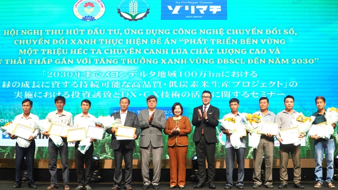 Leaders of the Ministry of Agriculture and Rural Development and the Vietnam Cooperative Alliance awarded cooperatives pioneering in applying digital transformation software. Photo: Kim Anh.