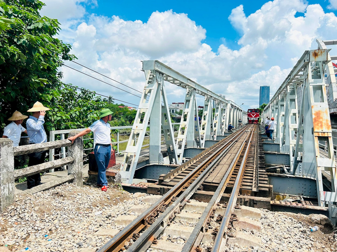 Tuyến đường sắt Hải Phòng - Hà Nội, đoạn qua cầu Quay (sông Tam Bạc). Ảnh: Phương Thanh.