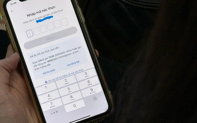 Nếu quên mật khẩu Zalo, để lấy lại, Zalo yêu cầu xác thực bằng thiết bị cũ hoặc thông qua mã gửi đến số điện thoại. Người dùng chịu chi phí 5.000 đồng cho tin nhắn lấy mã kích hoạt. Ảnh: Người dùng Zalo.
