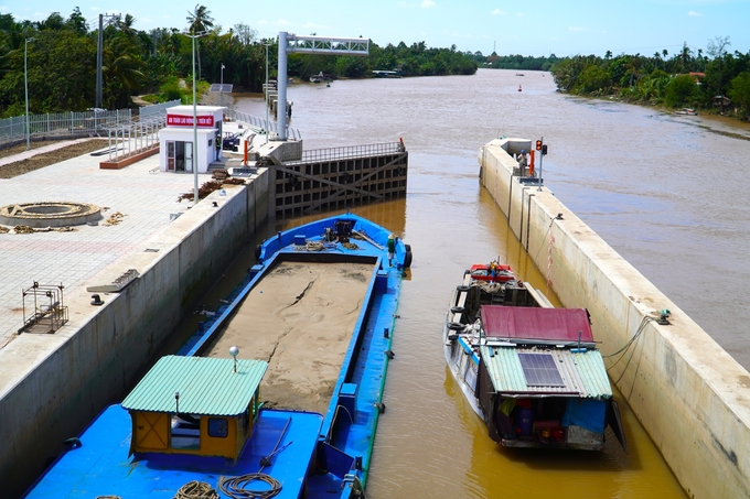 Cửa âu thuyền được mở ra cho các phương tiện thủy lưu thông. Ảnh: Kim Anh.