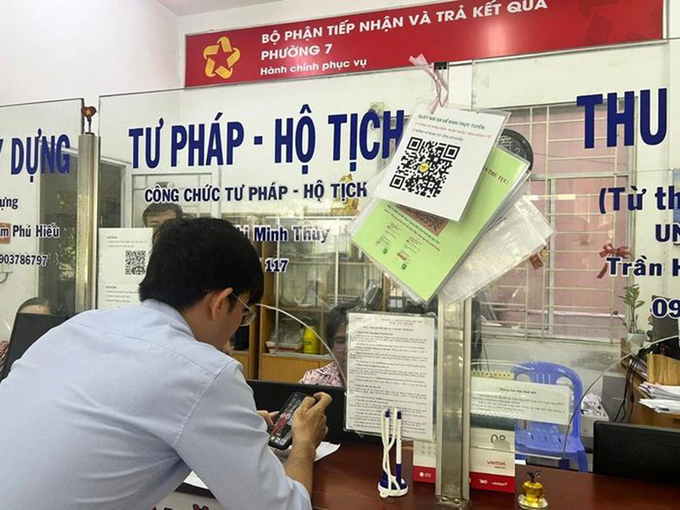 Theo văn bản mới nhất do Bộ Tư pháp ban hành, khi tiếp nhận yêu cầu đăng ký kết hôn, cơ quan đăng ký hộ tịch không yêu cầu Giấy xác nhận độc thân (xác nhận tình trạng hôn nhân) như trước đây (Ảnh minh họa).