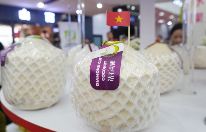 There is a need to enhance foreign investment attraction and utilize domestic resources to develop more deep-processing factories for coconut-based products. Photo: Hong Tham.