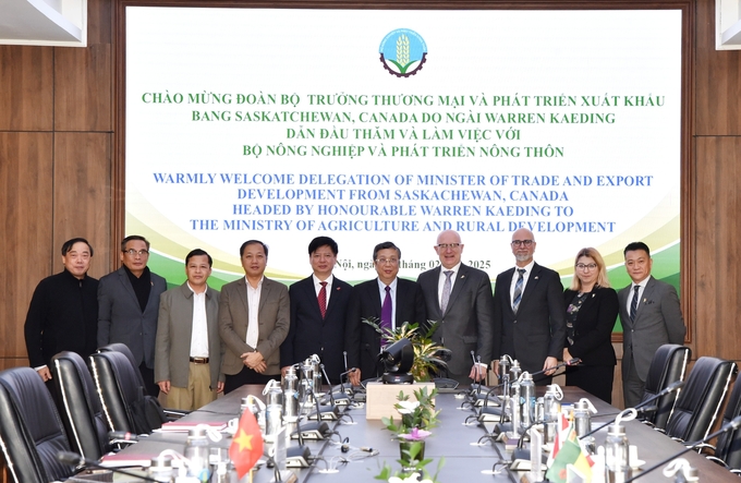 Deputy Minister of Agriculture and Rural Development Hoang Trung received and worked with the delegation of the Minister of Trade and Export Development of Saskatchewan, Canada, led by Mr. Warren Kaeding. Photo: Kieu Chi. 