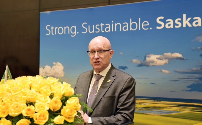 Mr. Warren Kaeding, Minister of Trade and Export Development of Saskatchewan, speaks at a press meeting in Hanoi. Photo: Kieu Chi.