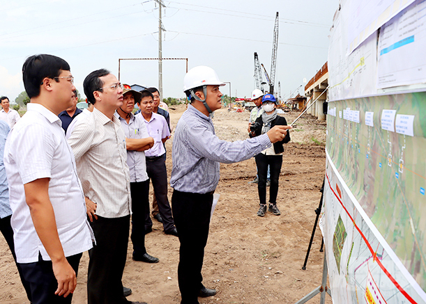 Lãnh đạo tỉnh Đồng Tháp kiểm tra tiến độ thi công công trình đường bộ cao tốc Cao Lãnh - An Hữu giai đoạn 1. Ảnh: Lê Hoàng Vũ.