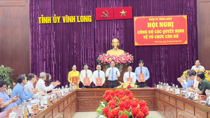 Lãnh đạo tỉnh Vĩnh Long chúc mừng các đồng chí được điều động, bổ nhiệm nhận nhiệm vụ mới. Ảnh: Hồ Thảo.