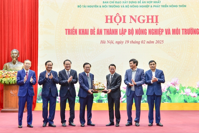 Bộ trưởng Đỗ Đức Duy tặng quà kỷ niệm cho Phó Chủ tịch Quốc hội Lê Minh Hoan - Bộ trưởng Bộ NN-PTNT nhiệm kỳ 2021-2025. Ảnh: Tùng Đinh. 