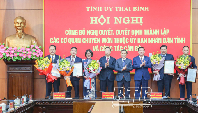 Bí thư tỉnh Thái Bình Nguyễn Khắc Thân (thứ 3, bên trái) tặng hoa cho các Giám đốc sở được bổ nhiệm. Ảnh: Báo Thái Bình.