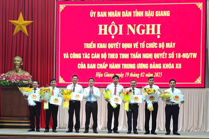 Ông Trần Văn Huyến, Chủ tịch UBND tỉnh Hậu Giang, trao quyết định bổ nhiệm Giám đốc và các Phó Giám đốc Sở Xây dựng. Ảnh: Trung Chánh.