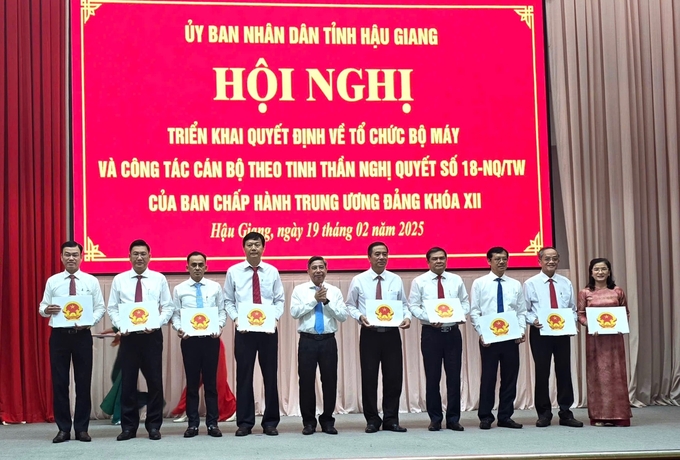 Ông Đồng Văn Thanh, Bí thư Tỉnh ủy, Chủ tịch HĐND tỉnh Hậu Giang, trao quyết định thành lập các sở sau sắp xếp, tinh gọn bộ máy. Ảnh: Trung Chánh.