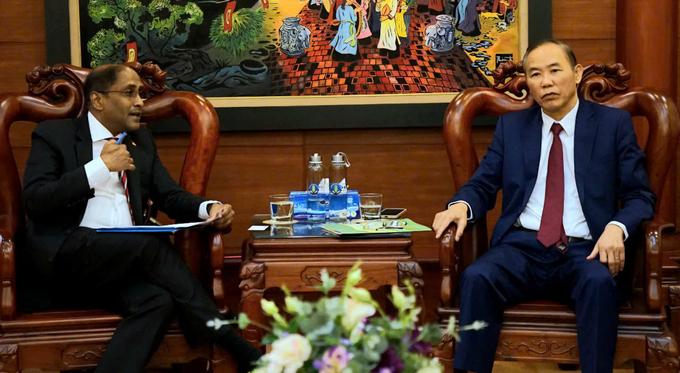 Deputy Minister of Agriculture and Rural Development Phung Duc Tien receiving Singapore's Ambassador to Vietnam, Jaya Ratnam on the morning of February 19. Photo: Linh Linh.