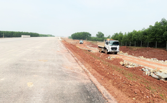 Và do quá trình thi công cao tốc Bắc - Nam làm cho bụi, phong hóa từ đắp nền đường khi gặp mưa tuồn xuống lòng hồ. Ảnh: Thanh Nga.