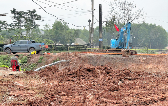 Tình trạng nước sạch bẩn thời gian qua là do thi công đường liên xã làm vỡ một số đoạn đường ống. Ảnh: Thanh Nga.