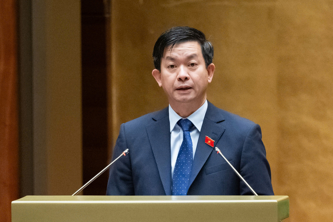 The Secretary General of the National Assembly and Head of the National Assembly Office, Le Quang Tung, presented the Report on the explanation, acceptance, and revision of the draft resolution. Photo: Pham Thang.