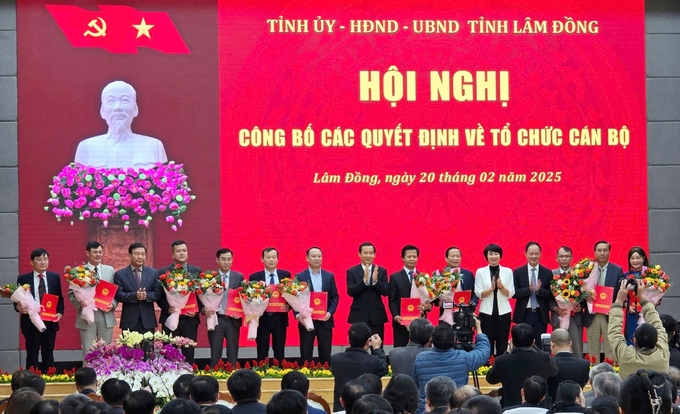 Lãnh đạo tỉnh Lâm Đồng trao quyết định bổ nhiệm cho các Giám đốc, Phó Giám đốc sở. Ảnh: MH.