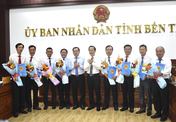 Lãnh đạo UBND tỉnh Bến Tre trao quyết định bổ nhiệm và tặng hoa chúc mừng các thành viên Ban giám đốc Sở Nông nghiệp và Môi trường. Ảnh: Minh Đảm.