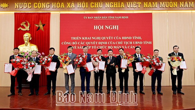 Chủ tịch UBND tỉnh Nam Định Phạm Đình Nghị trao quyết định, tặng hoa chúc mừng tập thể lãnh đạo Sở Nông nghiệp và Môi trường. Ảnh: Báo Nam Định.