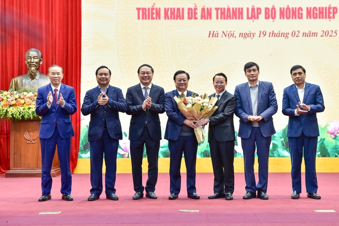 Minister Do Duc Duy presenting flowers to congratulate newly appointed Deputy Chairman of the National Assembly Le Minh Hoan. Photo: Tung Dinh.