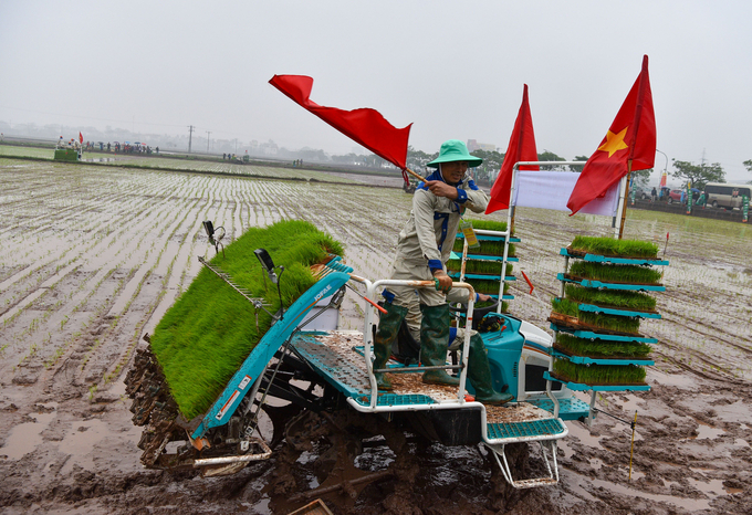 Đội nhanh nhất phất cờ chiến thắng. Ảnh: Dương Đình Tường.