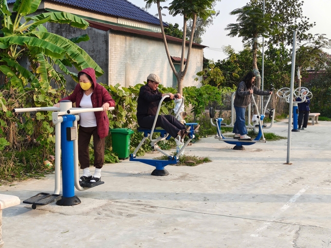 Bà bảo, từ khi nhà văn hóa lắp đặt các máy tập thể dục ngoài trời, chiều nào bà cũng dành khoảng nửa tiếng để rèn luyện sức khỏe, hoặc hàn huyên cùng các đồng niên cao tuổi. Ảnh: Bảo Thắng.