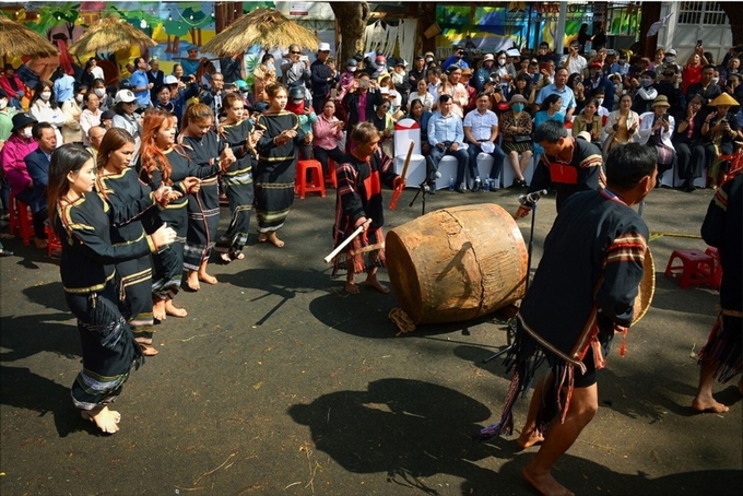 'Múa xoang mừng lễ hội'. Ảnh: Dương Hoài An.