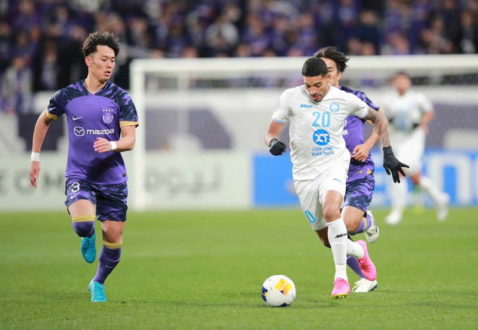 CLB Nam Định (áo trắng) không thể tạo bất ngờ trước Sanfrecce Hiroshima. Ảnh:Lâm Anh.