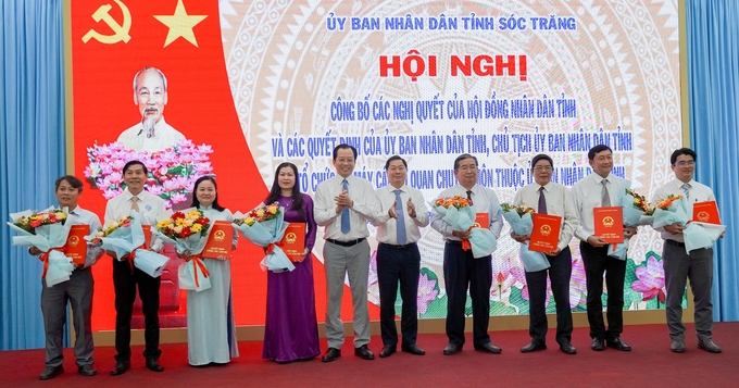 Lãnh đạo UBND tỉnh Sóc Trăng trao quyết định thành lập Sở Nông nghiệp và Môi trường Sóc Trăng và bổ nhiệm các chức danh Giám đốc và Phó Giám đốc Sở. Ảnh: KA.