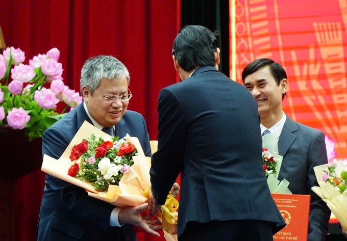 Ông Phùng Kim Sơn (bên trái) được bổ nhiệm làm Giám đốc Sở Nông nghiệp và Môi trường Sơn La. Ảnh: Đức Bình.