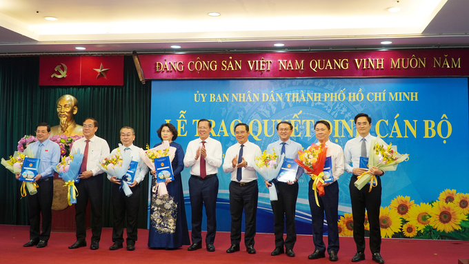 Ông Phan Văn Mãi, Chủ nhiệm Ủy ban Kinh tế và Tài chính của Quốc hội và ông Nguyễn Văn Được, Phó Bí thư Thành ủy TP.HCM trao quyết định cho 7 giám đốc Sở mới được thành lập sau sắp xếp. Ảnh: Nguyễn Thủy.