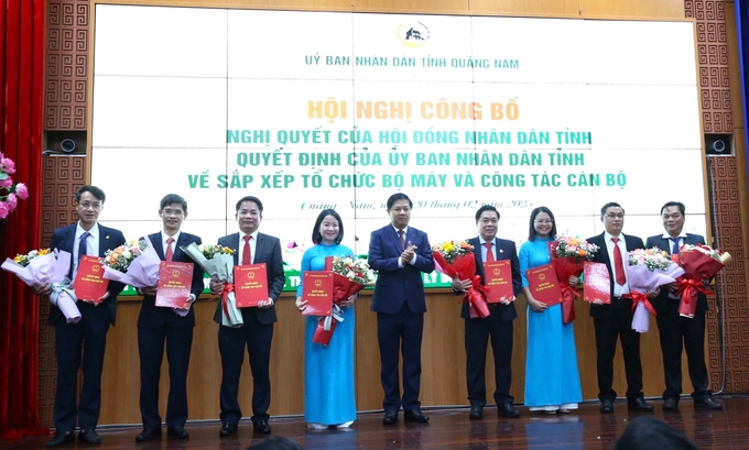 Ông Bùi Ngọc Ảnh (thứ 4 từ phải qua) được bổ nhiệm làm Giám đốc Sở Nông nghiệp và Môi trường tỉnh Quảng Nam. Ảnh: L.K.