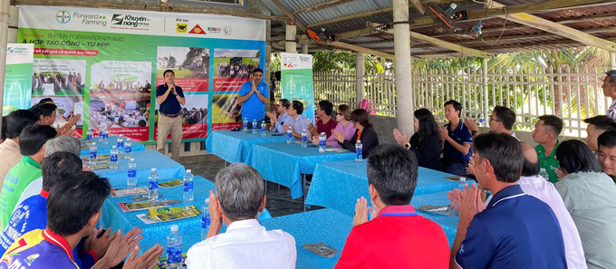 Bayer cùng các đối tác khảo sát thực tế tại mô hình mẫu ForwardFarming ở xã Đông Thuận, huyện Thới Lai, TP Cần Thơ vào đầu tháng 2. Ảnh: Thanh Huyền.