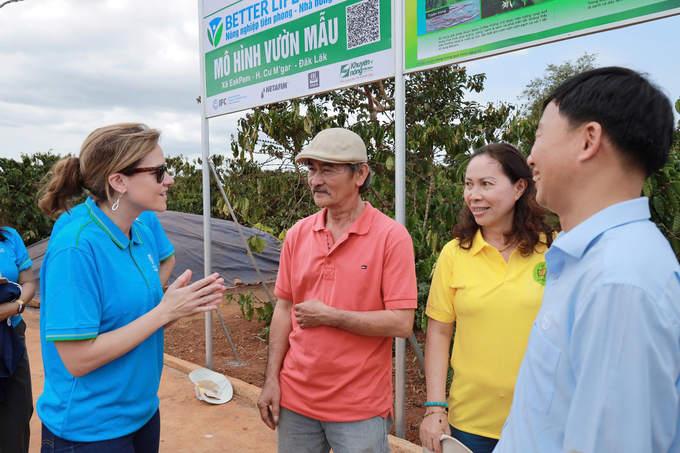 Bà Natasha Santos - Giám Đốc Chiến lược bền vững toàn cầu, Tập đoàn Bayer (bìa trái) chia sẻ cảm xúc khi tham quan mô hình mẫu thuộc dự án Better Life Farming. Ảnh: Thanh Huyền.