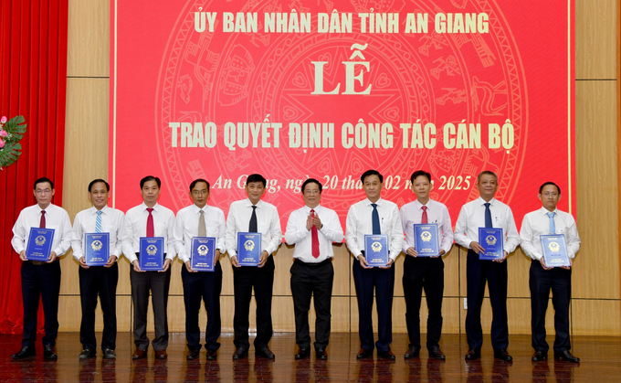 Ủy viên dự khuyết Ban Chấp hành Trung ương Đảng, Phó Bí thư Tỉnh ủy, Chủ tịch UBND tỉnh An Giang Hồ Văn Mừng trao các Quyết định bổ nhiệm cán bộ. Ảnh: Lê Hoàng Vũ.