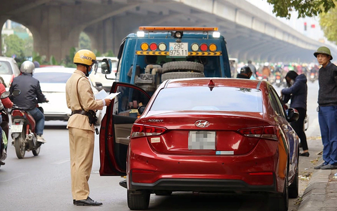 Nhiều nhà xe biết là vi phạm nhưng vẫn cố tình đỗ xe không đúng quy định gây cản trở giao thông. Tuy nhiên, hành vi vi phạm sẽ được ghi hình và phạt nguội (Ảnh minh họa).