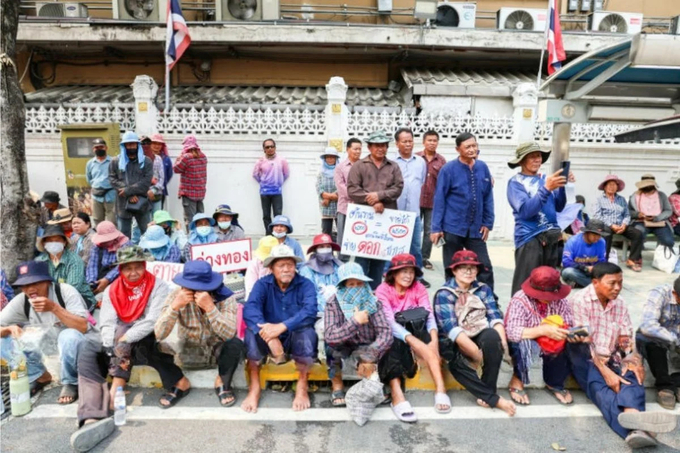 Nông dân Thái Lan biểu tình kêu gọi nâng giá thu mua lúa lên 10.000 baht/tấn (khoảng 7,5 triệu đồng). Ảnh: Bangkok Post. 