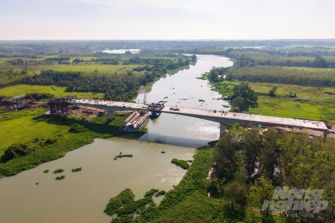 Cầu Thanh An thuộc dự án đường Hồ Chí Minh đoạn Chơn Thành - Đức Hòa đoạn qua tỉnh Bình Dương đang thi công hạng mục đúc hẫng, dự kiến hợp long trong tháng 2/2025. Ảnh: Trần Phi.