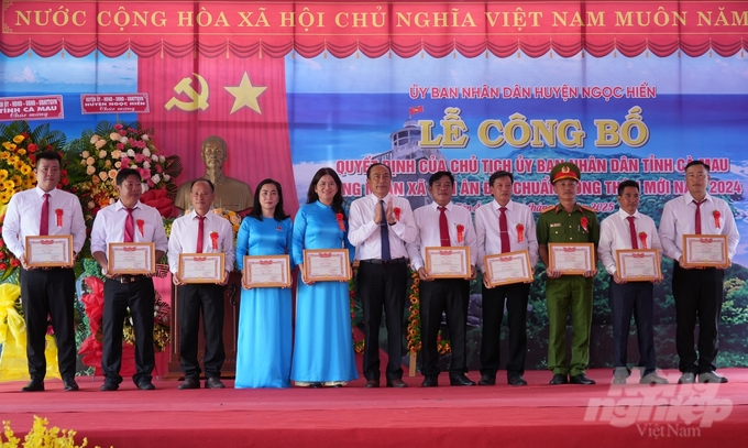 Ông Trầng Hoàng Lạc, Chủ tịch UBND huyện Ngọc Hiển (Cà Mau) trao giấy khen cho các cá nhân có thành tích trong xây dựng xã Tân Ân đạt chuẩn NTM. Ảnh: Trọng Linh.