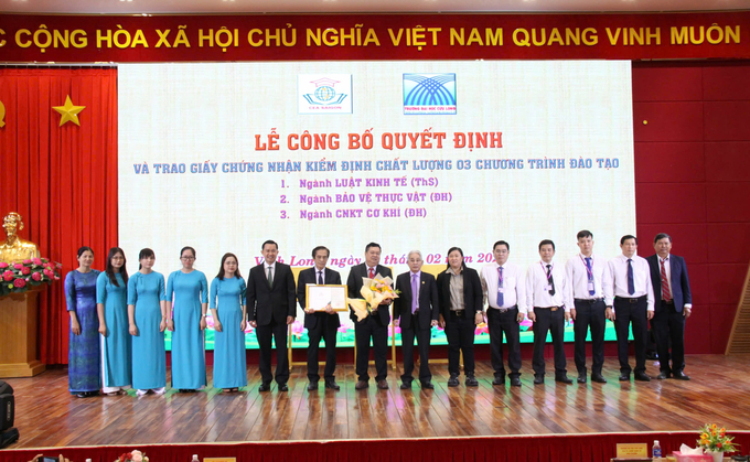 Lãnh đạo Trường Đại học Cửu Long nhận quyết định và giấy chứng nhận kiểm định chất lượng 3 chương trình đào tạo. Ảnh: Hồ Thảo.