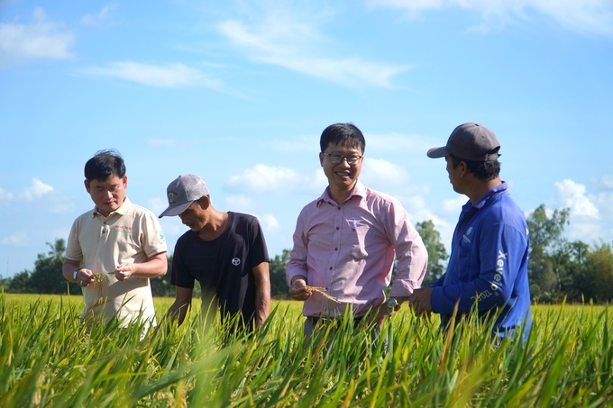 Lãnh đạo Công ty Cổ phần hữu cơ sinh học Phương Đông và HTX Sản xuất nông nghiệp dược liệu Organic Cửu Long tìm giải pháp nhân rộng mô hình sử dụng chế phẩm vi sinh Bio Lacto EM trong thời gian tới. Ảnh: Kim Anh.