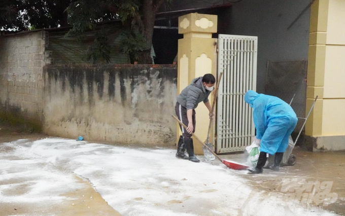 Cán bộ thú y triển khai tiêu độc khử trùng ở khu dân cư. Ảnh: Quốc Toản.