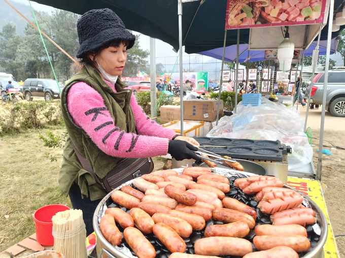 Trong mùa lễ hội, các thực phẩm, đồ ăn nhanh thường được nhiều người lựa chọn. Ảnh: Thanh Tiến.