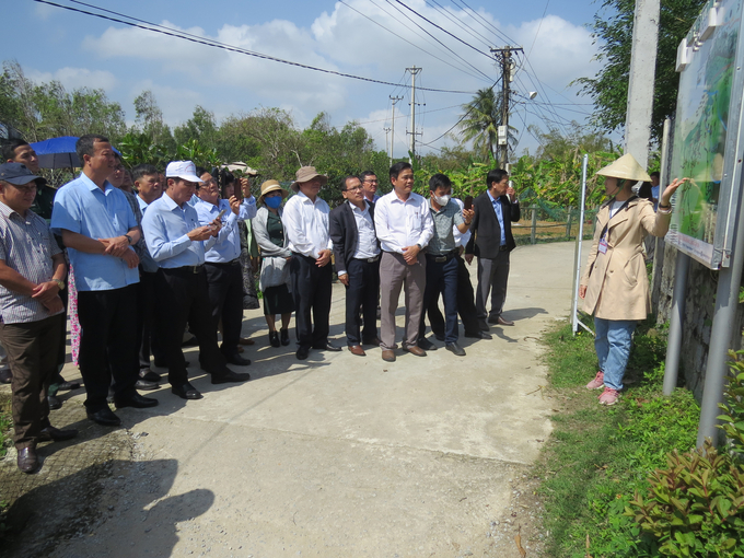 Du khách đến tham quan làng Gò Cỏ.